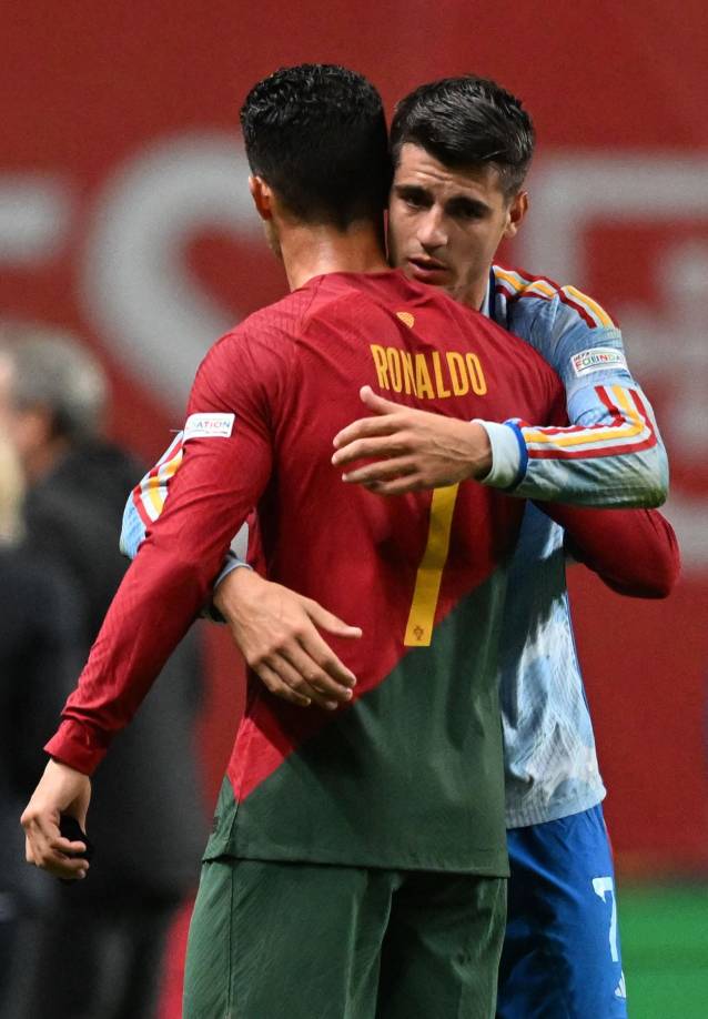 El abrazo de Cristiano Ronaldo con Álvaro Morata al final del partido. Fueron compañeros en el Real Madrid y en la Juventus.