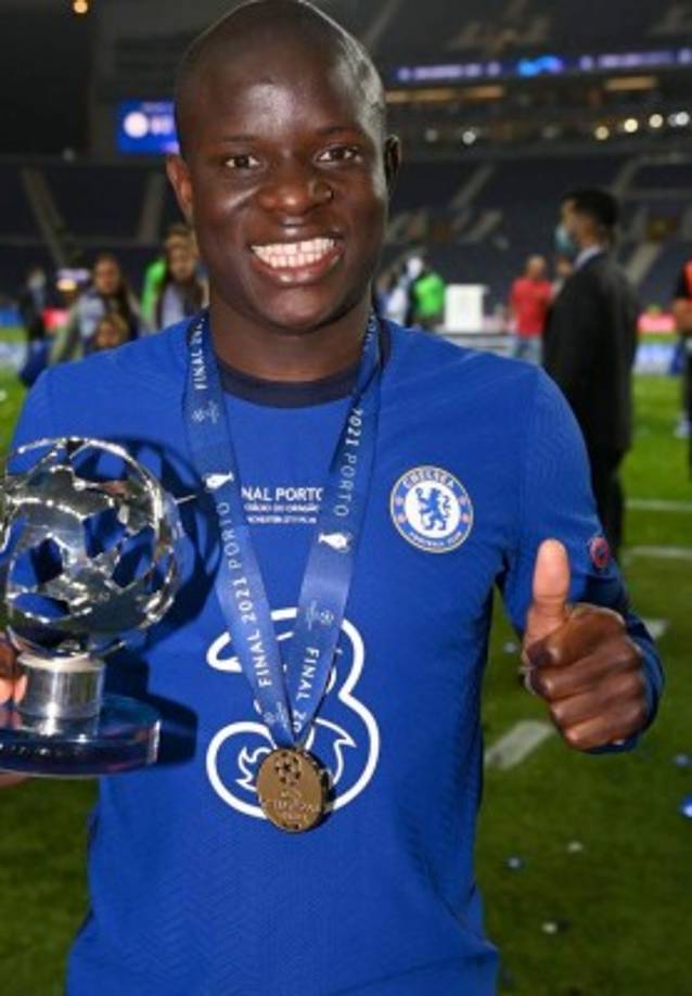 N'Golo Kanté fue elegido el MVP de la final de Champions League entre Manchester City y Chelsea, con una actuación de nuevo brillante. El equipo 'blue' sabe que ahora mismo es el mejor centrocampista del mundo y quiere hacerle una extensión de su contrato para que siga jugando en Stamford Bridge, según el periodista Fabrizio Romano. En las próximas semanas le trasladarán su oferta. Foto Facebook Chelsea.