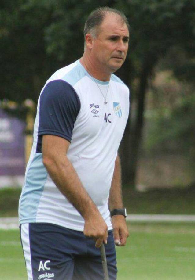 Javier Claut cuenta con 51 años de edad y en su carrera como jugador se desempeñó como un mediocampista mixto en clubes como River Plate, Banfield, Villarreal, Quilmes, Locarno, Defensores de Belgrano. Es la mano derecha de Lavallén y lo acompañará en su aventura por Honduras.