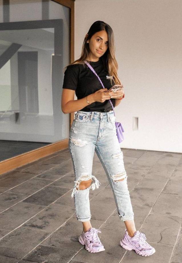 Antonela Roccuzzo nació en Rosario, como Messi, y es prima de Lucas Scaglia, uno de los amigos de la infancia del astro argentino. Messi tenía fama de tímido, especialmente cuando era más joven, pero siempre se ha dicho que con Antonella ha tenido una relación especial, visitando regularmente la casa de su amigo Lucas con la intención de verla.