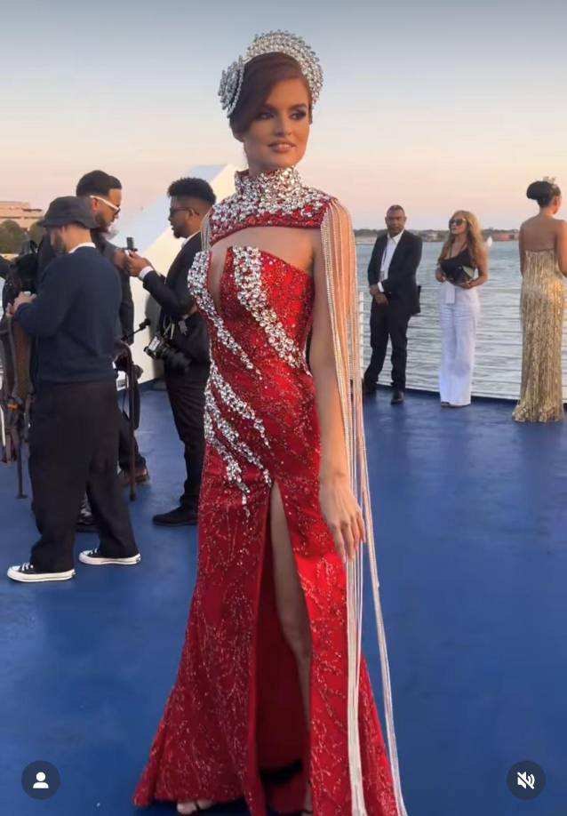 Asimismo, su porte y elegancia la posicionaron como una de las más aplaudidas del evento. Siendo una orgullosa representante de la belleza hondureña. 