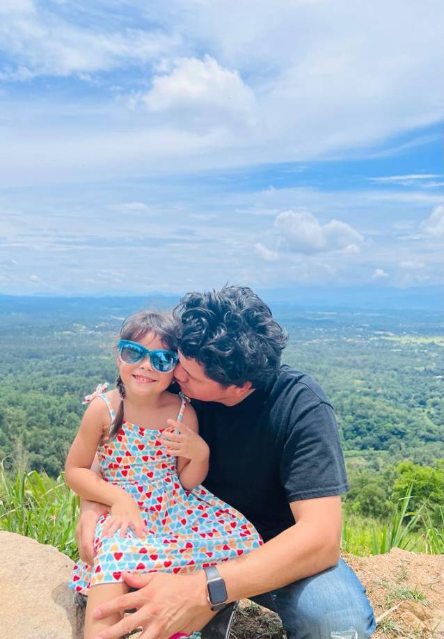 Marie con su padre Alejandro Reyes.