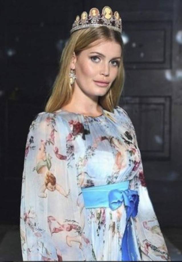 Es prima hermana de William y Harry, pero estuvo mucho tiempo alejada de la vida social en Londres, ya que su padre, el Conde Spencer, y su entonces esposa, la modelo Victoria Lockwood, se trasladaron a Sudáfrica junto a sus hijos: Kitty, las mellizas Eliza y Amelia y el único varón de la familia, Louis, cuando eran niños.