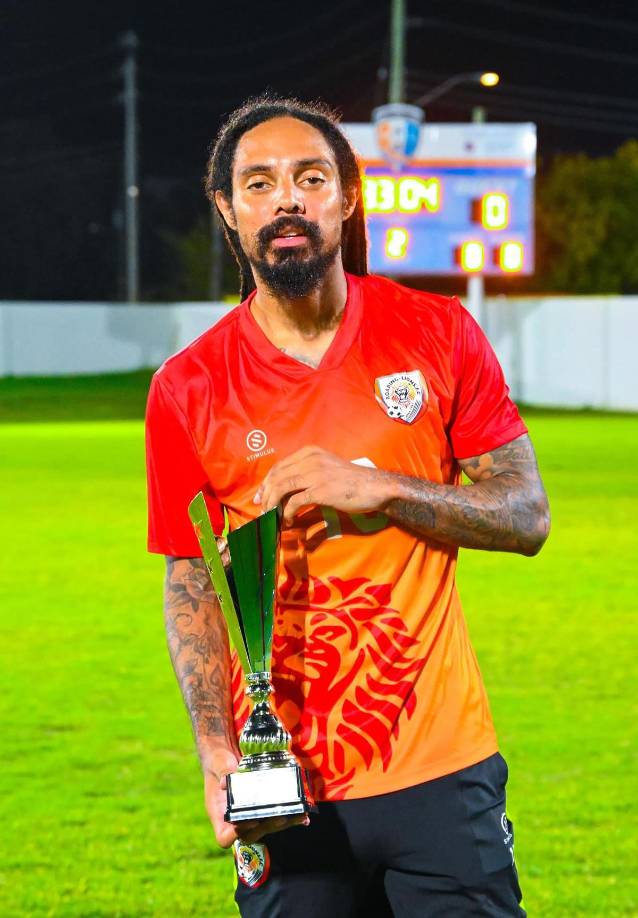 Aedan Scipio, de 33 años, juega para el Roaring Lions FC en la Liga de Fútbol de Anguila. 
