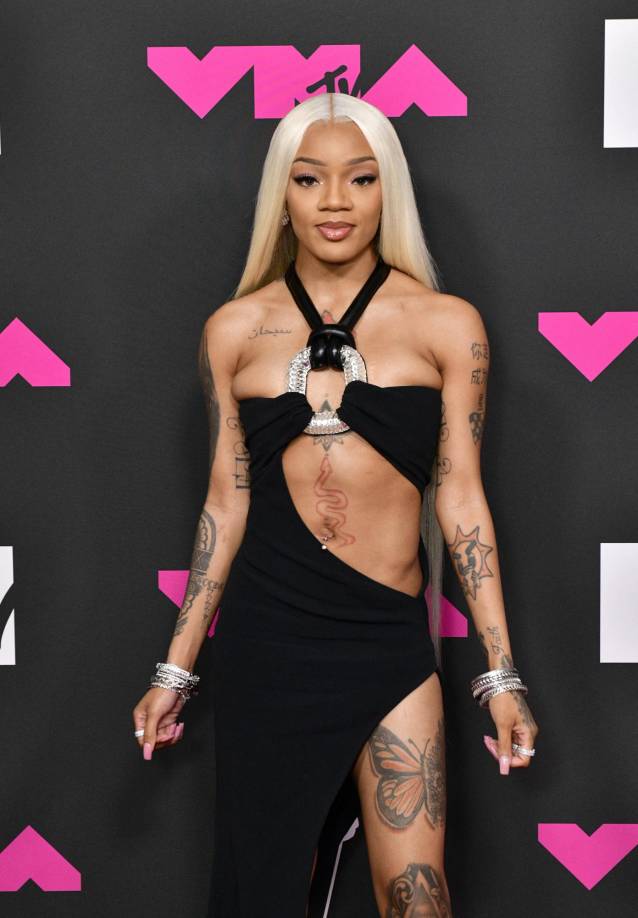  GloRilla lució su tonificada silueta con su vestido cut-out.