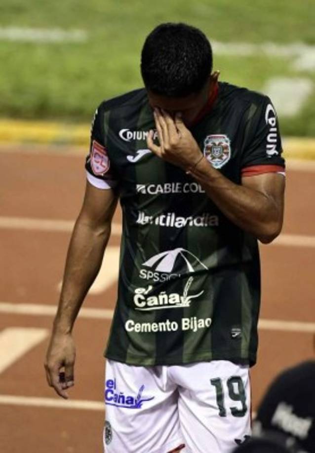 Cristian Cálix salió cabizbajo y lamentándose por la expulsión.