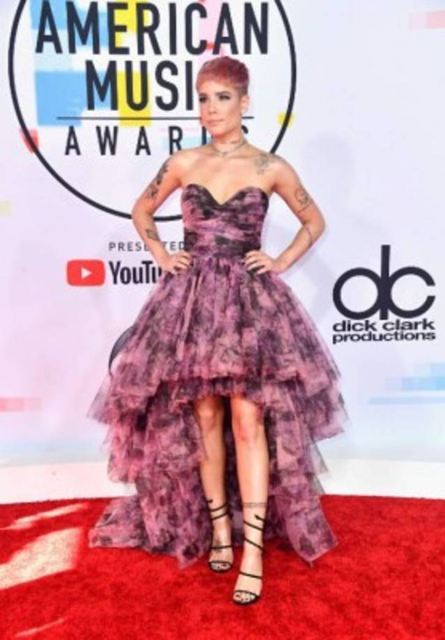 Halsey<br/><br/>La cantante decidió combinar el nuevo tono de su cabello con un vestido en tonos morados.