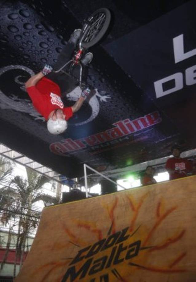 Este acróbata de dos ruedas parece tener dificultades para distinguir dónde es arriba y dónde abajo.