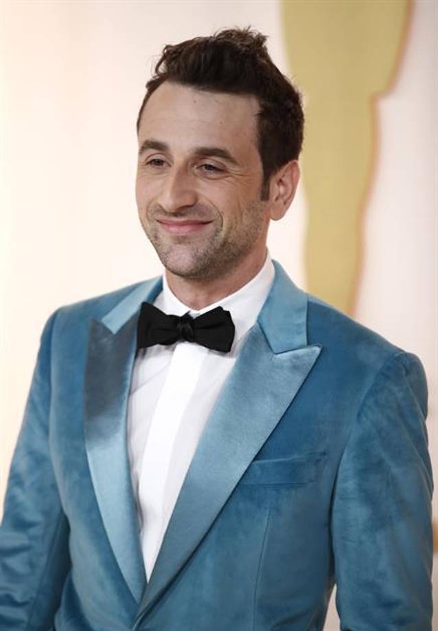  Justin Hurwitz posando en su llegada a la alfombra champagne.