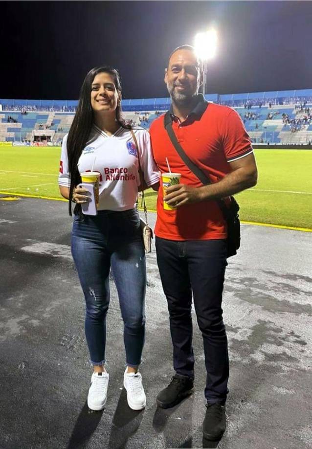 El brasileño Fabio de Souza, exfutbolista del Olimpia, asistió al estadio Nacional junto a su bella y futura esposa Ana Carolina Gonçalves.