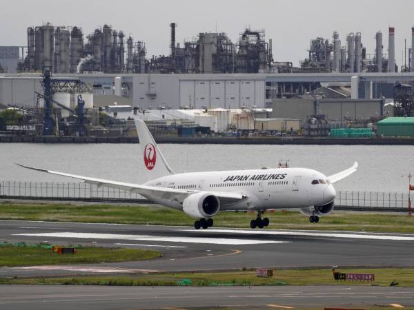 Fotografía de archivo que muestra un avión de Japan Airlines en el aeropuerto internacional de Tokio.