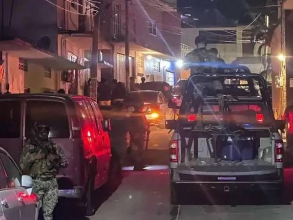 Los cuerpos desmembrados de 11 personas, incluyendo a dos menores y dos mujeres, fueron encontrados en una camioneta abandonada en una carretera que conduce a Acapulco, uno de los principales destinos turísticos de México.