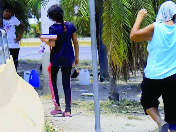 <b>Muchos niños son obligados por sus propios padres a trabajar en las calles.</b>