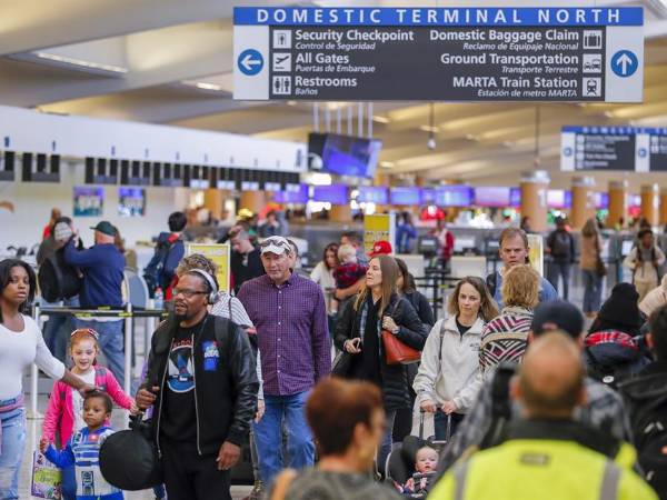 Cientos de personas toman vuelos internos en el aeropuerto Internacional de Hartsfield-Jackson Atlanta, Georgia, Estados Unidos.