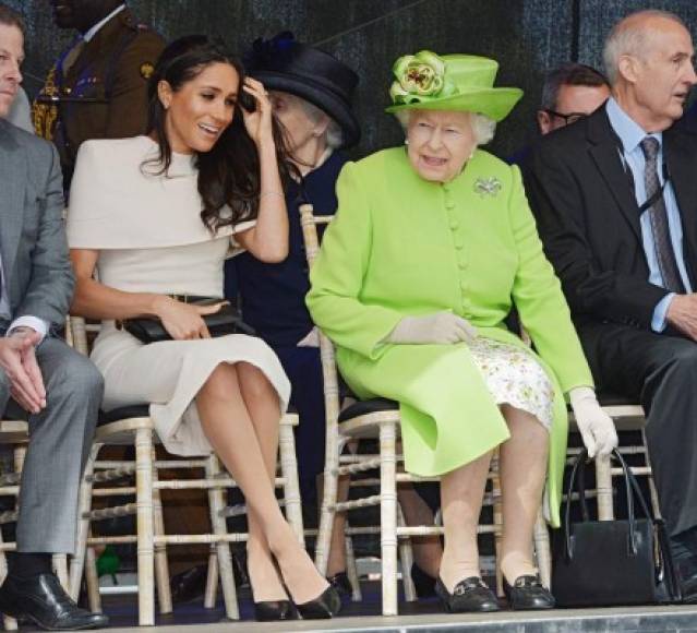 Mientras tanto, la reina Isabel estaba vibrante como siempre en un conjunto verde de Stewart Parvin y sombrero de Rachel Trevor Morgan.<br/>