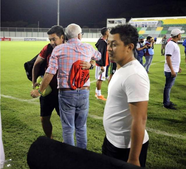 El hasta ahora entrenador del Marathón se despidió de todo mundo en el estadio Carlos Miranda de Comayagua.