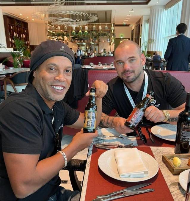 Sneijder ha compartido con Ronaldinho en uno de sus viajes.