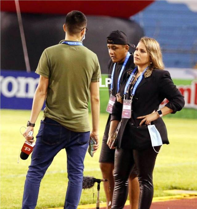 La guapa presentadora de Televicentro, Tanya Rodríguez, presente en la cobertura del partido Honduras-Curazao.