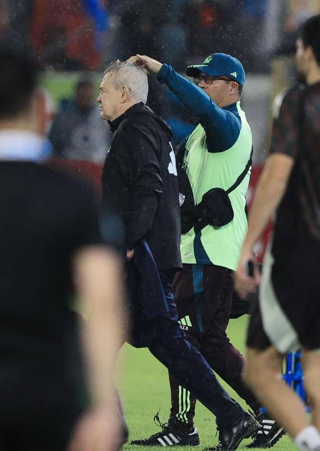 Javier ‘Vasco‘ Aguirre sufrió una agresión tras el lanzamiento de una lata de cerveza en su cabeza y le provocó una herida.