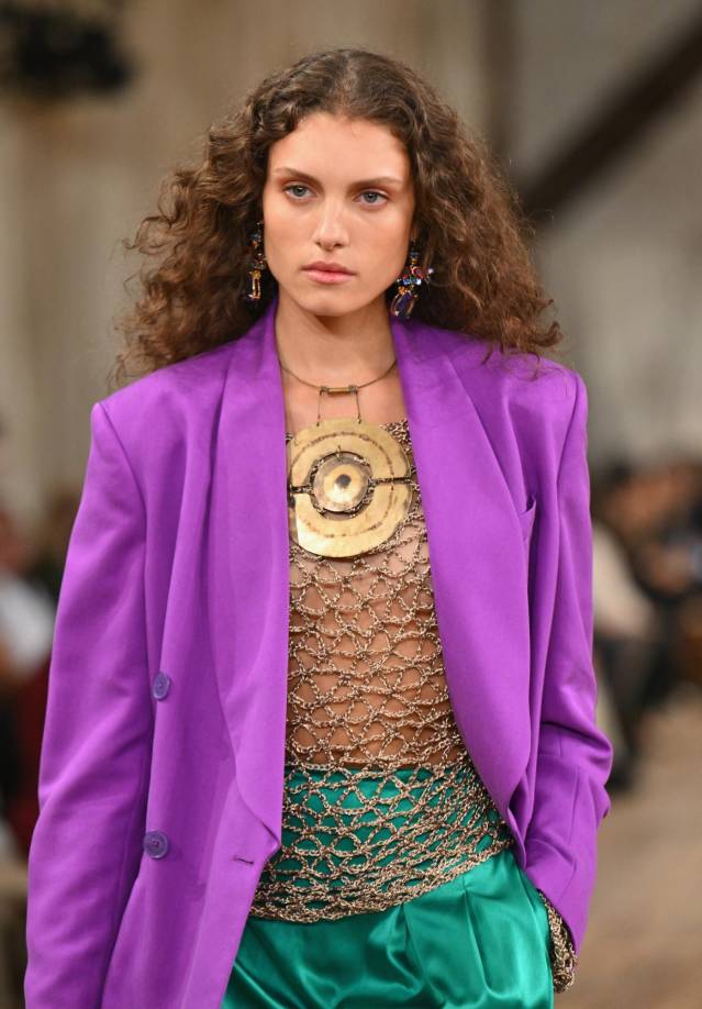 Esta temporada ha estado marcada por la doble huelga de guionistas y actores de Hollywood por una mejora salarial, lo que ha reducido a la mínima expresión las alfombras rojas de los preestrenos, por lo que muchas marcas perdieron la oportunidad de vestir a las estrellas y darse a conocer. A continuación imágenes de la colorida colección: