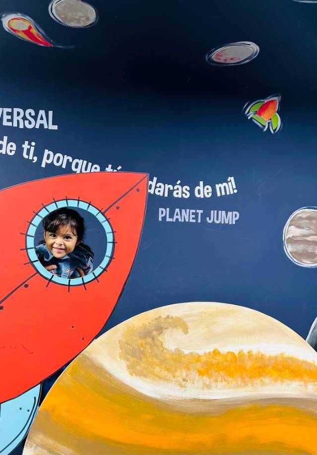 A ella le encanta todo sobre el universo y dice que quiere ser científica.