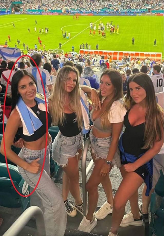 Cyn Cofano fue vista en el triunfo de Argentina frente a Perú en la tribuna junto a otras mujeres del ambiente, lo que generó una ola de rumores en las redes sociales sobre una posible infidelidad del futbolista a su actual pareja.
