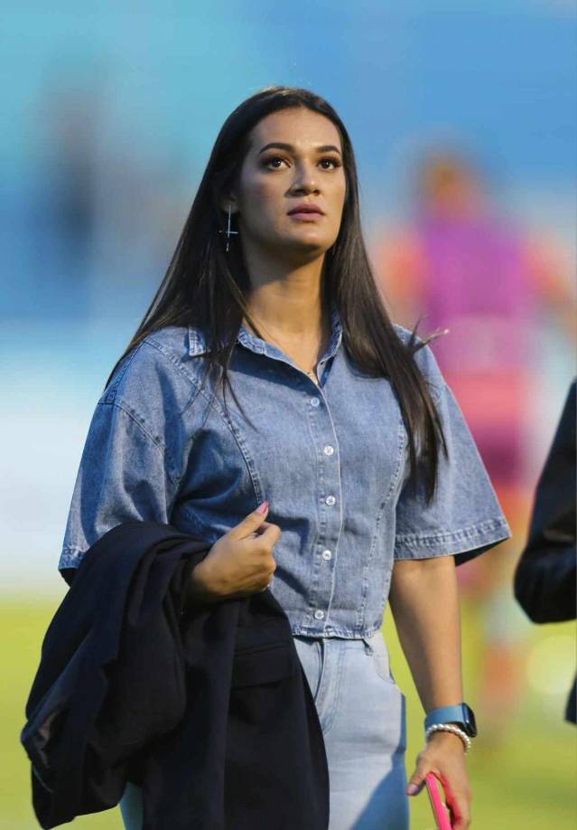 Bellas chicas, el beso romántico y ambientazo en el Génesis-Juticalpa FC
