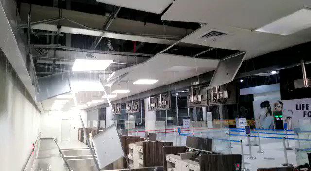 Una parte del cielo falso colapsó.