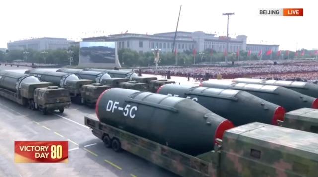 China muestra su “imparable” avance militar con drones, misiles y robots en desfile