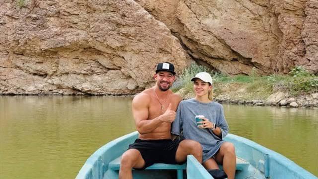 Influencer causa indignación al montar una tortuga marina que ponía huevos