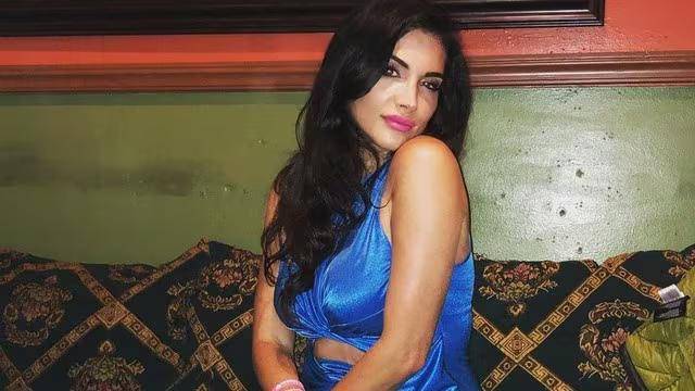 Elisa Jordana, una popular influencer estadounidense, fue detenida el martes por la policía de Palm Beach, Florida, acusada de agresión luego de que se viralizara un video de una transmisión en vivo en el que se le ve agredir continuamente a su pareja.