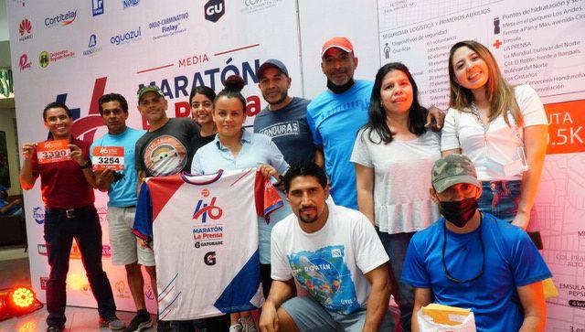 Los participantes de la Maratón han pasado por sus kits deportivos.