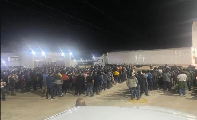Detienen a 359 migrantes hacinados en un camión en el estado mexicano de Veracruz
