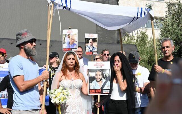 Exrehén mexicana celebra boda simbólica mientras su novio sigue cautivo en Gaza
