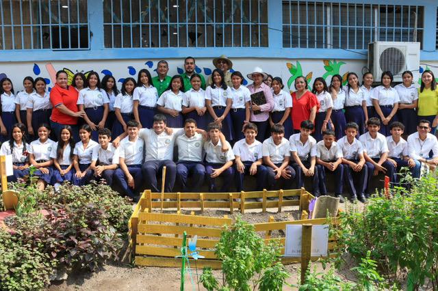 Huertos escolares, un programa municipal que enseña a cultivar con creatividad