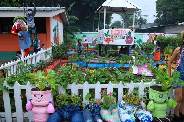 Huertos escolares, un programa municipal que enseña a cultivar con creatividad