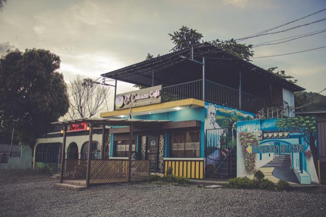 Fachada de la sucursal ubicada en la Carretera CA-4.