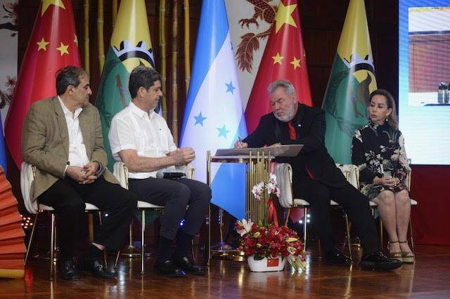 El momento de la firma de la carta de intenciones celebrada en el salón consistorial del Palacio Municipal La carta tiene como objetivo facilitar los intercambios amistosos bilaterales y la cooperación, sin incurrir en obligaciones legales.