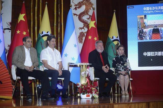 La firma tuvo como testigos de honor al presidente de la Cámara de Comercio e Industrias de Cortés, Ccic, Karim Kubain, al presidente de la Asociación Consular, Martín Chicas quienes ven en la firma una oportunidad para la ciudad y el país. Changsha es la capital de la provincia de Hunan en el centro de China.