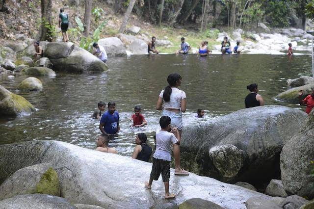 Los niños son los más felices en los balnearios naturales de Armenta y El Zapotal. El comandante de bomberos, Daniel Rivera, recomienda a los padres de familia siempre tenerlos a la vista y no dejarlos solos cuando estén en los balnearios o rios.