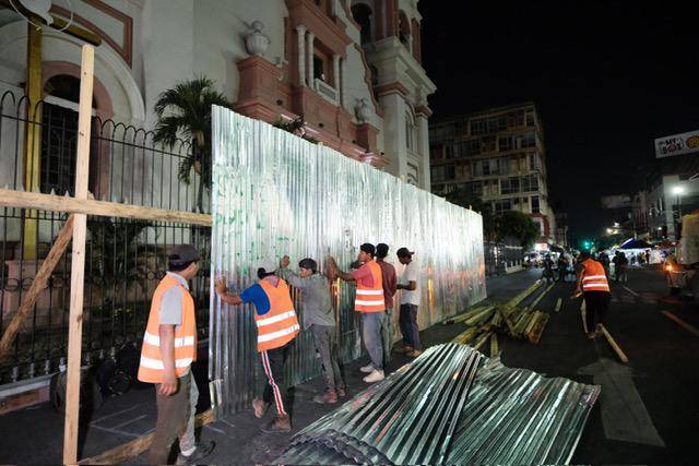 Luego de minutos de tensión y diálogo los equipos municipales comenzaron a colocar láminas en los alrededores de la catedral Metropolitana San Pedro Apóstol con el objetivo de reparar y limpiar las aceras según las autoridades por las actividades religiosas que se realizarán en Semana Santa. 
