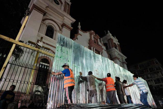 Los equipos municipales de la Gerencia de Prevención, Seguridad y Movilidad Urbana, Participación Ciudadana con apoyo de la Policía Municipal colocaron láminas en los alrededores de la Catedral Metropolitana San Pedro Apóstol.
