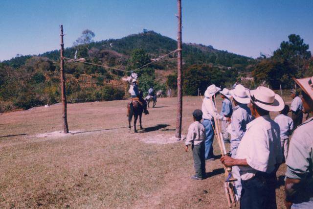 La carrera de patos se realiza el 2 de febrero y consiste en seleccionar algunos patos. Luego los corredores los cargan y dan un recorrido alrededor de la iglesia Católica se retiran a un campo abierto donde se colocan dos postes paralelos a cierta distancia unidos por una soga, similar a una carrera de cinta. Se coloca un pato colgado de sus patas y algunos jinetes en sus caballos, uno por uno corren a toda prisa de extremo a extremo del campo, con el objetivo de arrancar la cabeza al pato con la mano. Una vez arrancada la cabeza se suelta el cuerpo de la soga, y es ofrecido a la virgen o algún otro santo que el mayordomo, de la iglesia Católica, disponga. También decide el número de patos a ser sacrificados. Luego se hace una sopa con los patos sacrificados que es compartida por los participantes.