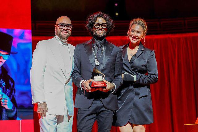 El puertorriqueño Draco Rosa con su reconocimiento.