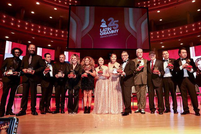 Los Latin Grammy premian a Lolita Flores y a Los Ángeles Azules