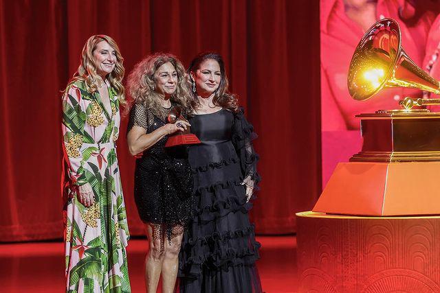 La española Lolita Flores con su reconocimiento.