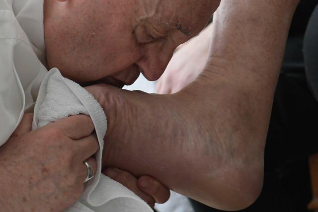 El papa Francisco este Jueves Santo en la cárcel de Civitavecchia, a la que acude para lavar los pies a doce presos, como hizo Jesús con los apóstoles en la Última Cena.