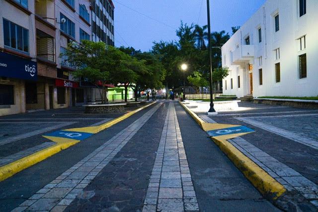 Municipalidad interviene el parque central y sorprende a vendedores