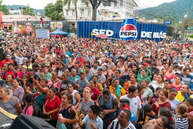 Miles disfrutaron del desfile de carrozas y carnaval juniano