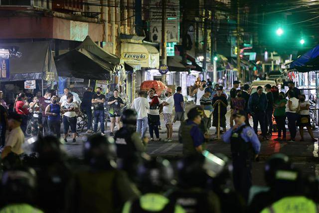 Hasta altas horas de la noche la tercera avenida permaneció cerrada, los vendedores se mantuvieron vigilantes de lo que acontecía armados de palos y piedras mientras que la policía resguardaba a los equipos municipales que cercaban los alrededores de la catedral metropolitana. 